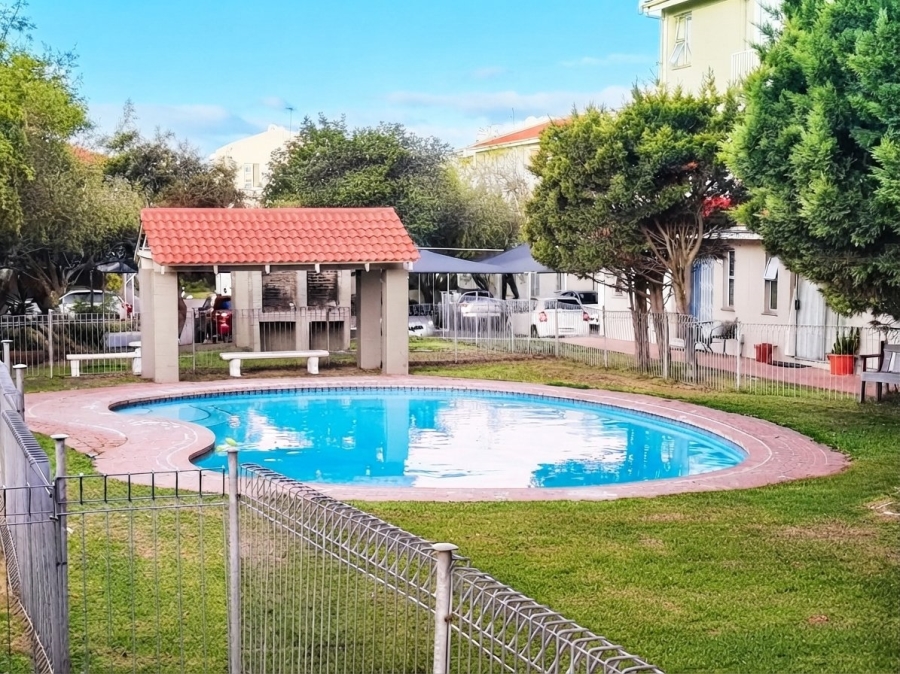 2 Bedroom Property for Sale in Oakglen Western Cape
